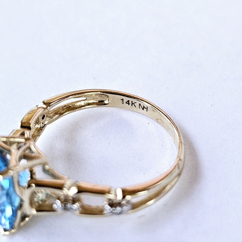Elegant Genuine Blue Topaz & Diamond Ring in 14kt Solid Yellow Gold! 🩵💎 - Picture 4 of 10